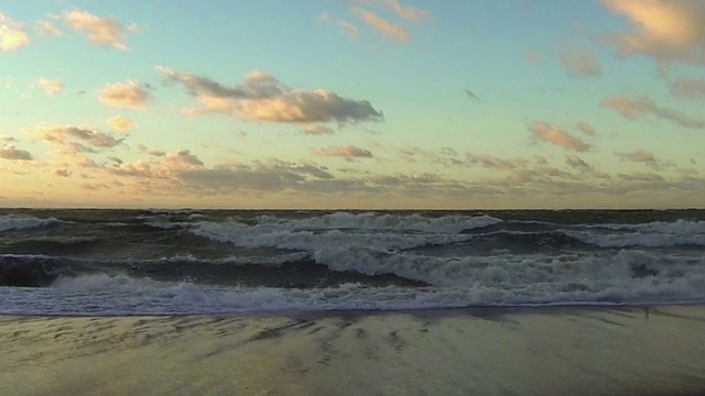 大海里的大浪视频素材