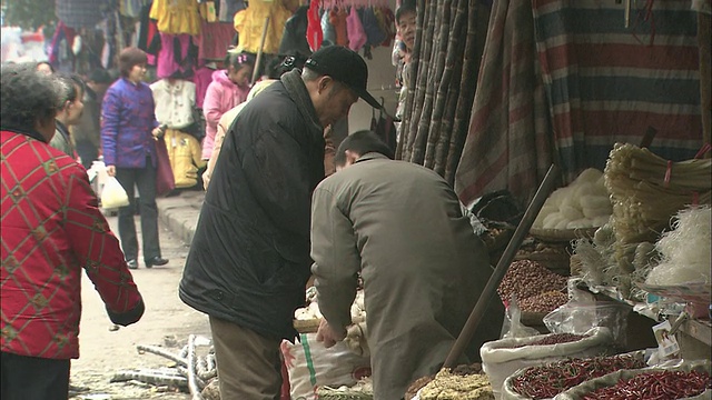 中镜头的购物者视频素材