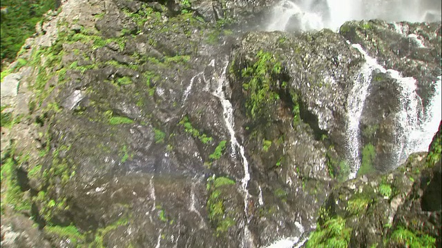 放大山脉与云彩躺在山谷，平底瀑布彩虹岩石池，云海，御代原，奈良视频素材