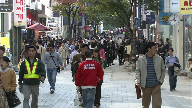 数百名行人聚集在韩国首尔的街道和人行道上。视频素材