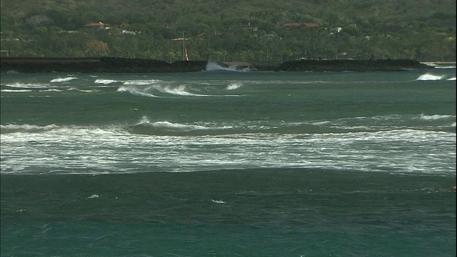 冲浪者乘风破浪，然后跌入大海。视频素材