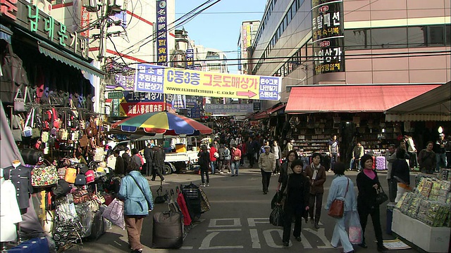 购物者在首尔南大门市场漫步。视频素材