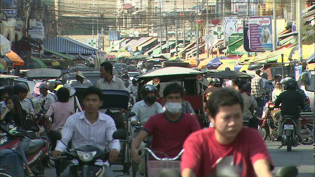 在城市里奔跑的汽车和自行车:中景。视频素材