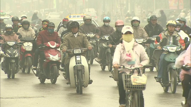 汽车，自行车等，在河内市周围运行:特写。视频素材