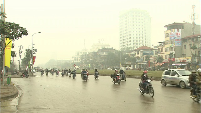 汽车、自行车等，在河内市内到处跑:不太可能。视频素材