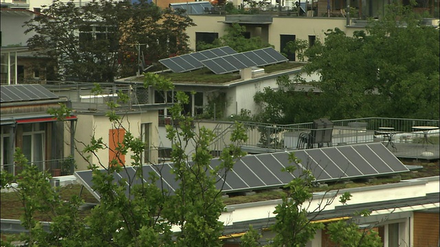 德国弗莱堡住宅区的屋顶上覆盖着太阳能电池板。视频素材