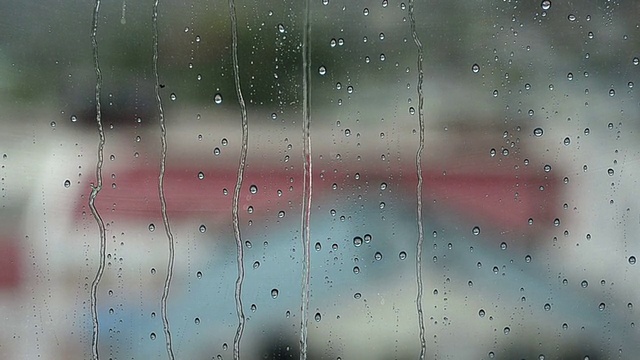 小雨打在窗口视频素材