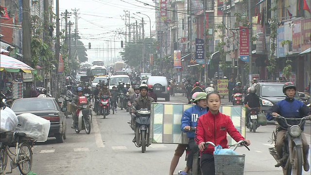 街道上熙熙攘攘的汽车和自行车:不大可能。视频素材