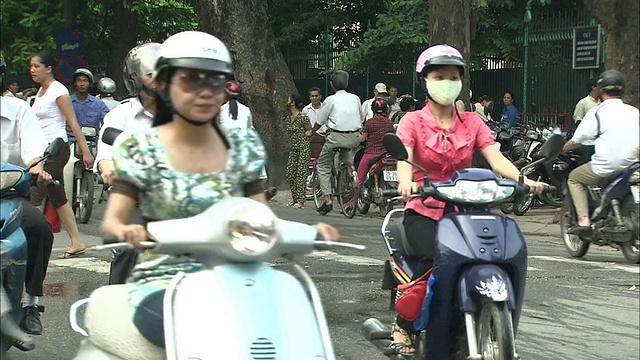 在河内市内奔跑的自行车:特写。视频素材