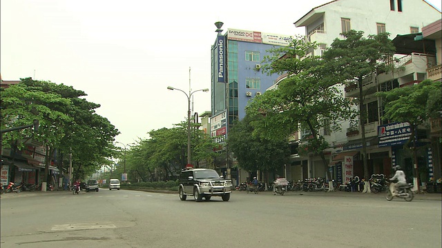 在老街到处跑的汽车:不太可能。视频素材