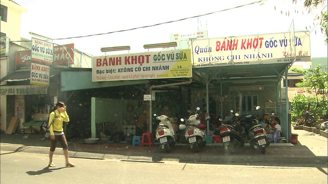 Banh Khot餐厅外观:Pan right。视频素材