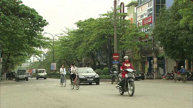 老街里到处跑的车:中速。视频素材