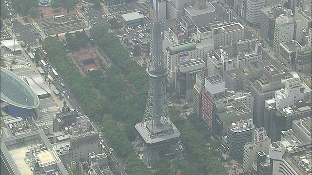 高楼大厦环绕着久谷芳草公园和名古屋电视塔。视频素材