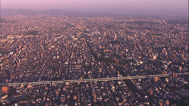 一条高架高速公路穿过名古屋的城市景观。视频素材