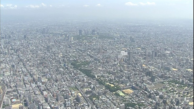 雾笼罩着日本天王寺的广阔城市。视频素材