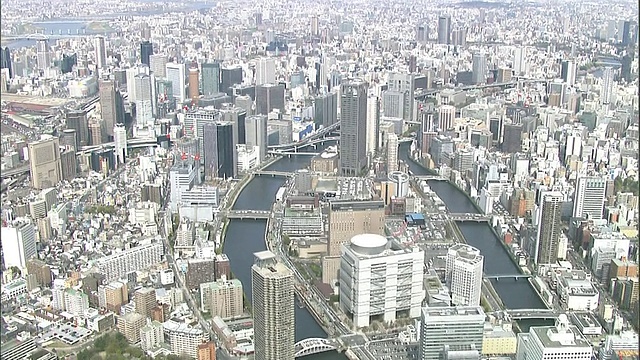 一条河流在日本大阪市的市中心分叉。视频素材