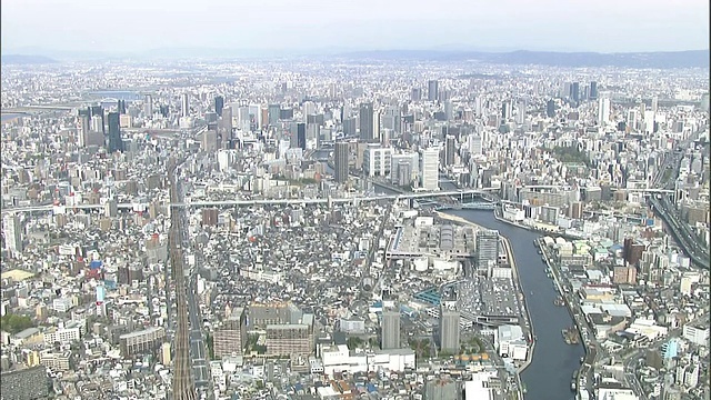 河流蜿蜒流过日本大阪市。视频素材