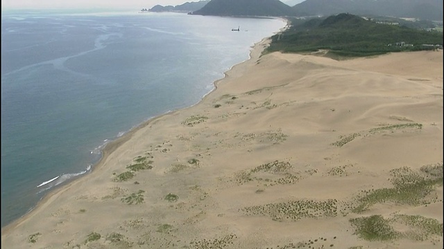 鸟取沙丘位于日本海海岸之上。空中拍摄视频素材