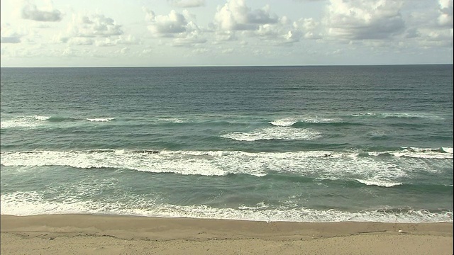 来自日本海的海浪冲上岸。视频素材