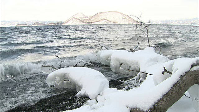 积雪覆盖的日本库塔拉湖岸边视频素材