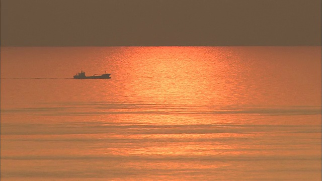 长崎，夕阳映在海上，船只经过视频素材