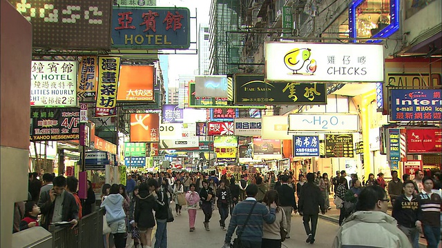 购物者走在香港一条繁忙的市场街上。视频素材