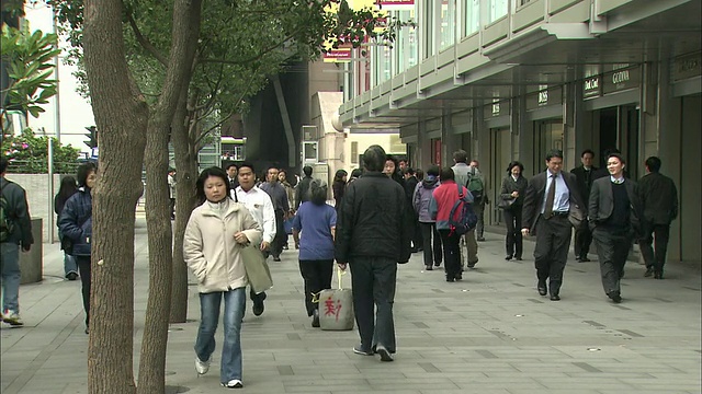 行人走在拥挤的城市人行道上。视频素材