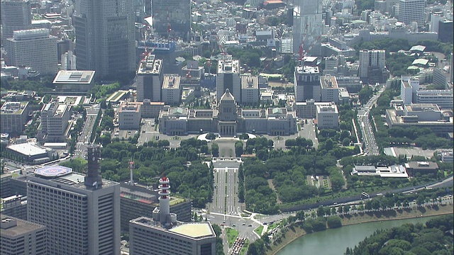 在日本东京的城市景观空中，高楼环绕着国会大厦。视频素材