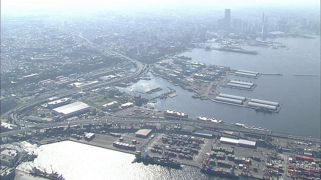 横滨湾大桥横跨横滨港。视频素材