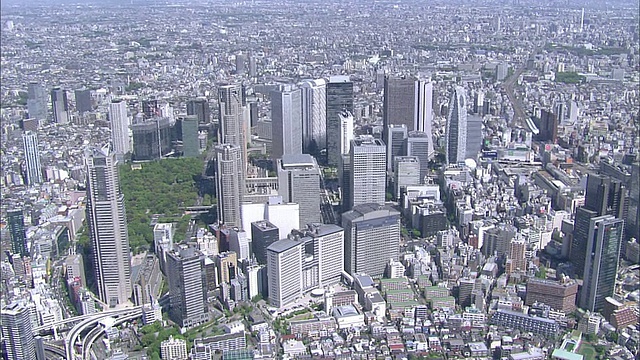 高楼大厦标志着日本东京空中新宿副中心的位置。视频素材