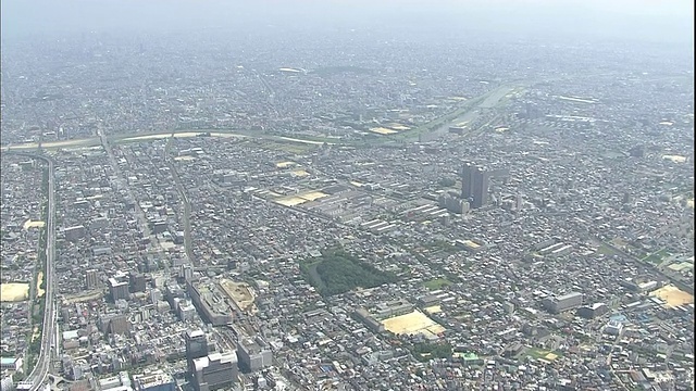 大阪市到达了遥远而朦胧的地平线。视频素材