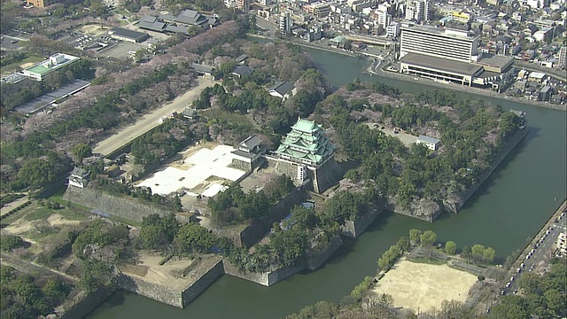 一条水道环绕着名古屋城堡。视频素材