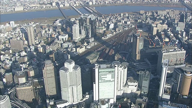 在日本大阪，摩天大楼环绕着大阪站。视频素材