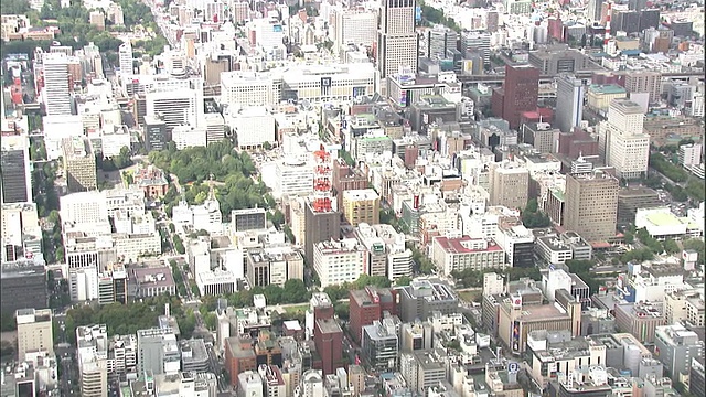 鸟瞰札幌的城市街区挤满了写字楼。视频素材