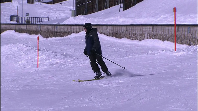 滑雪者和滑雪者悠闲地下山。视频素材