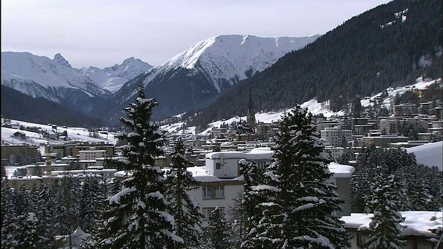 雪山环绕着瑞士达沃斯村。视频素材