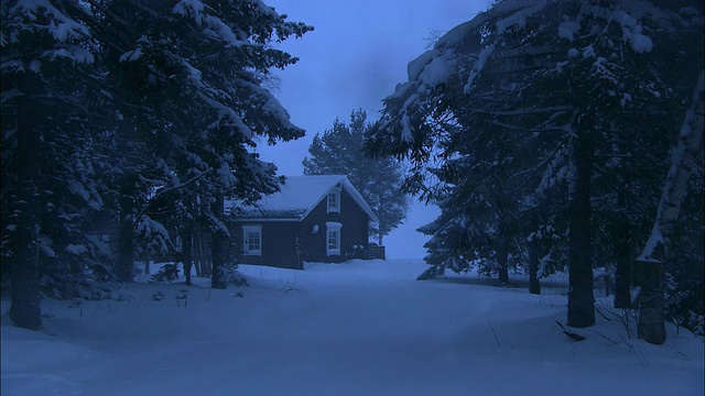 大雪覆盖了通往瑞典哈帕兰达一间小屋的道路。视频素材