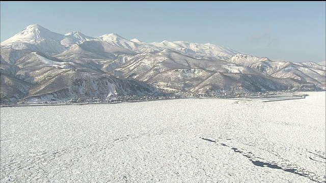 浮冰覆盖着劳瑟町前面和知床半岛周围的海洋。视频素材