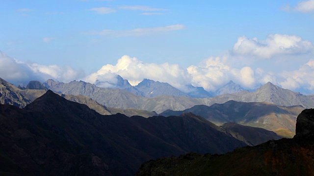 山脉和山谷的景色视频素材