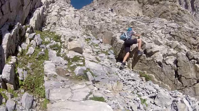 登山探险队，在希腊的奥林匹斯山登山视频素材