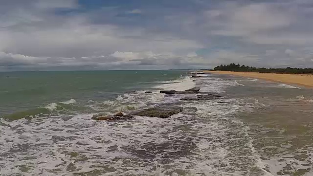 鸟瞰图的海岸线，蓝色的海洋和珊瑚礁。视频下载