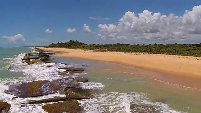 鸟瞰图的海岸线，蓝色的海洋和珊瑚礁。视频下载