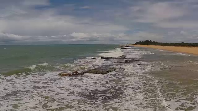 鸟瞰图的海岸线，蓝色的海洋和珊瑚礁。视频素材