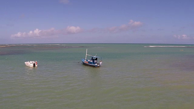 飞艇在海面上飞舞。视频素材