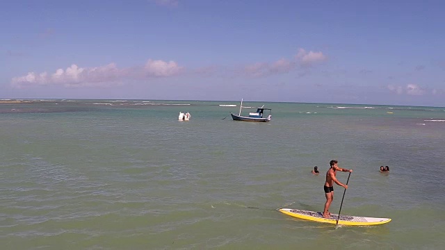 飞艇在海面上飞舞。视频素材