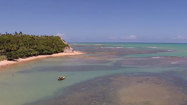 飞艇在海面上飞舞。视频素材