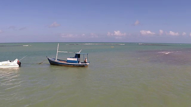 飞艇在海面上飞舞。视频素材