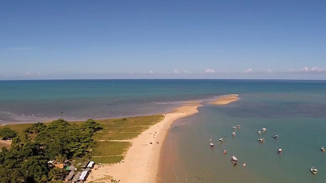 飞艇在海面上飞舞。视频素材