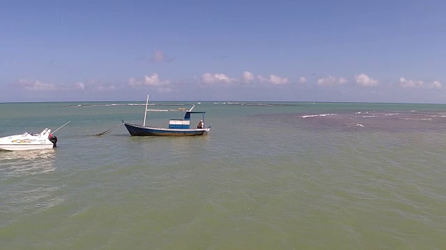 飞艇在海面上飞舞。视频素材