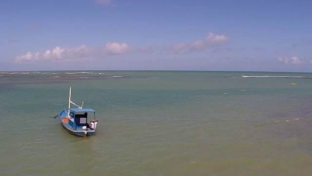 飞艇在海面上飞舞。视频素材